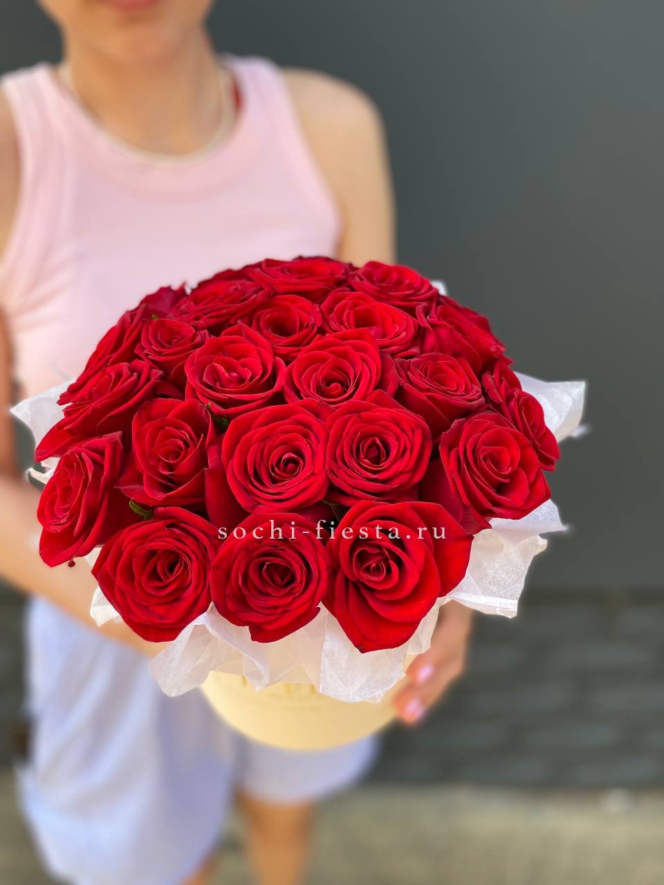 классическая коробка с лилиями и розами для юбилея в Воронеже