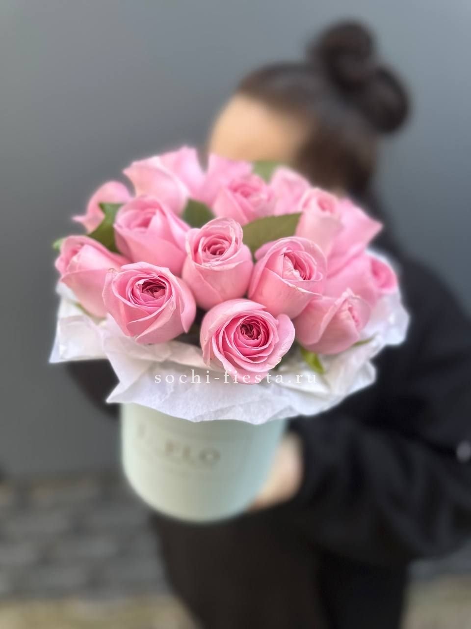 шляпная коробка с розами для студии флористики в Воронеже