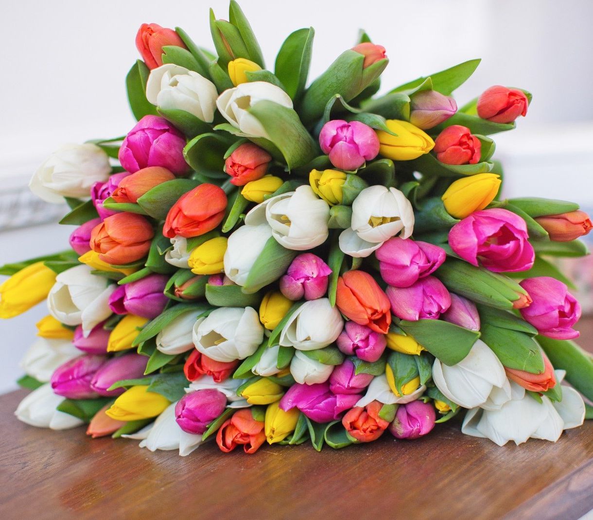 классическая корзина с лилиями и розами для юбилея в Воронеже