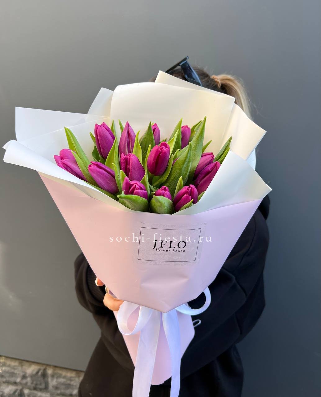 видовой каталог с розами и хризантемами в студии флористики в Воронеже