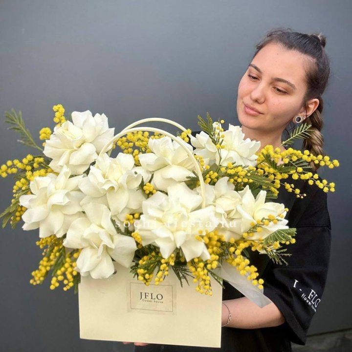 Французские Розы и мимоза  в сумочке  в Воронеже