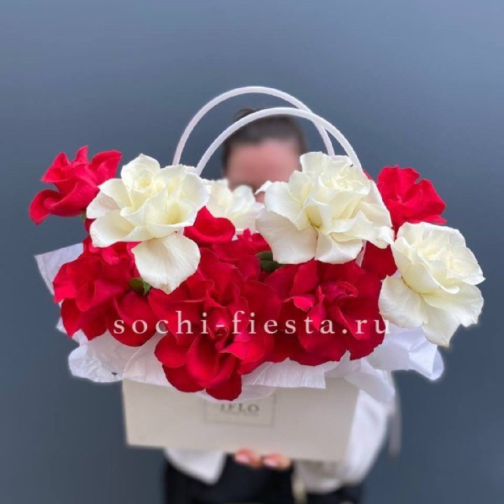 Сумочка  красных и белых роз в Воронеже