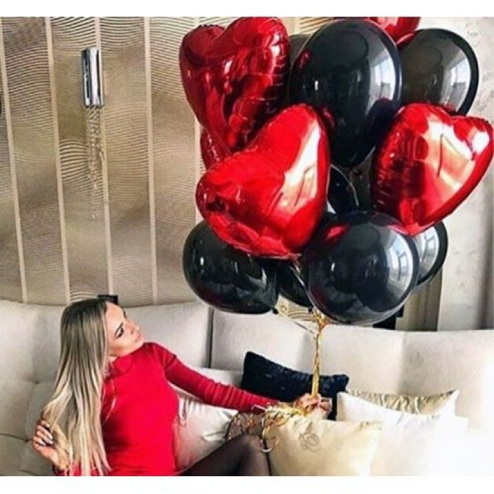 Фонтан из красных сердец с чёрными шарами  в Воронеже