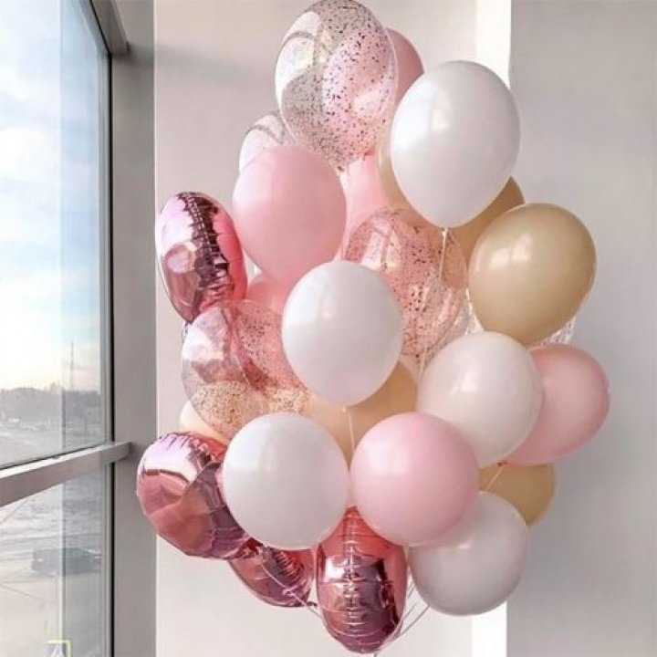 Фонтан шаров розового и белого цветов в Воронеже