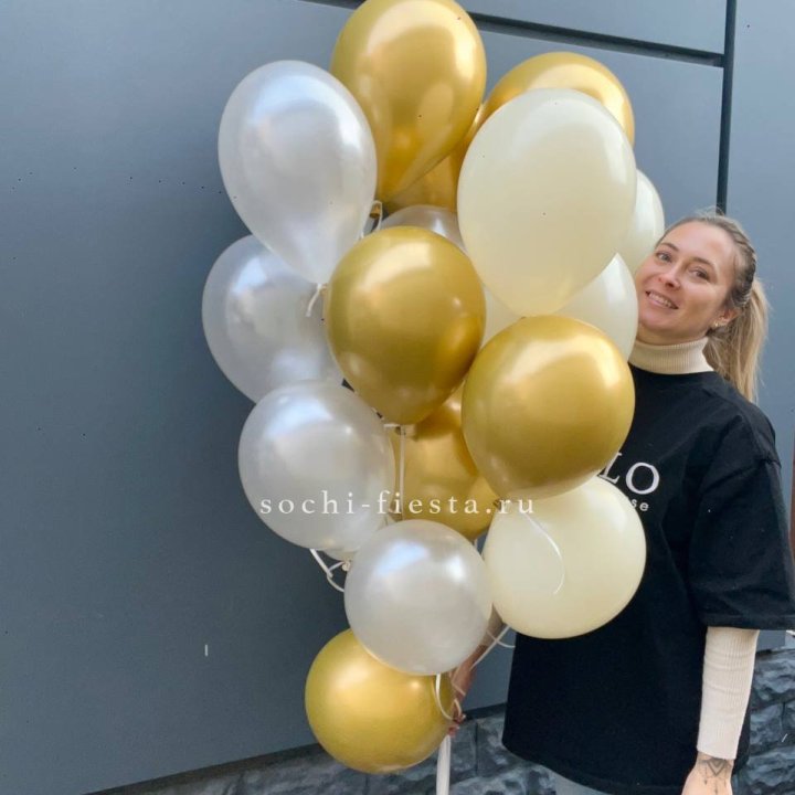 Облако шаров из белого и золотого оттенков в Воронеже