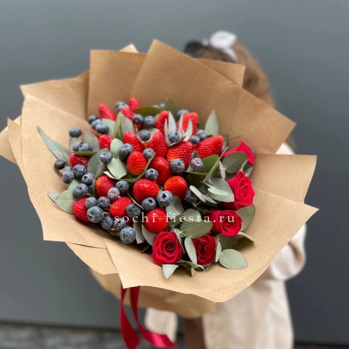 Клубника и голубика с цветами в Воронеже
