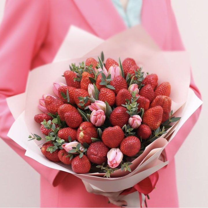 Тюльпаны и клубника в Воронеже