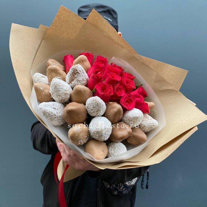 Розы и клубника в шоколаде Мерси в Воронеже