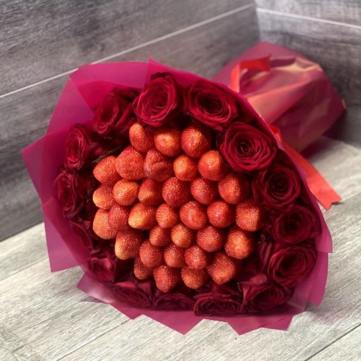 Клубничный букет с розами в Воронеже