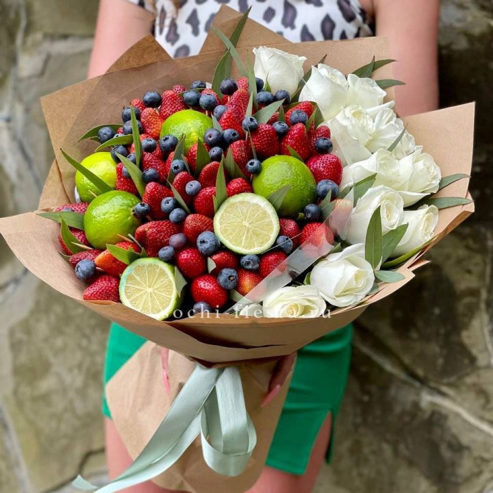 Ягодно-цитрусовый букет с розами в Воронеже