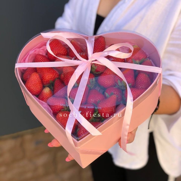 Коробочка сердце  с клубникой в Воронеже