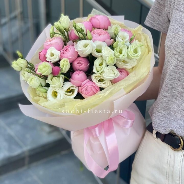 Букет кустовых роз с эустомой в Воронеже