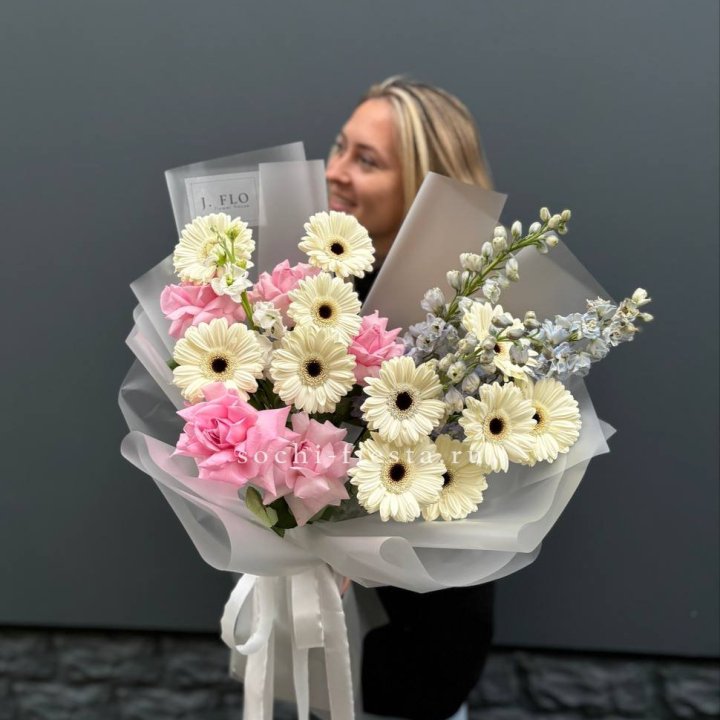 Букет роз и гербер в Воронеже