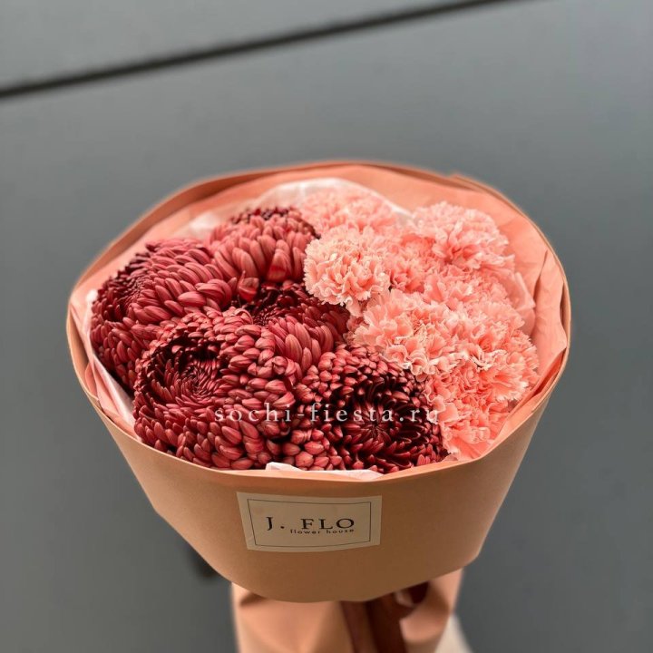 Букет хризантем и диантусов  в Воронеже