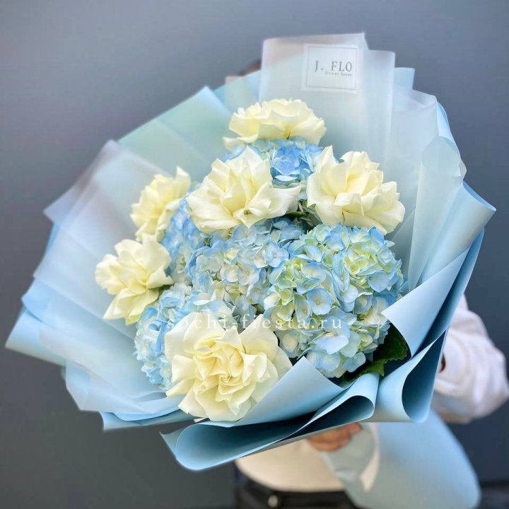  Букет из голубых гортензий и роз  в Воронеже