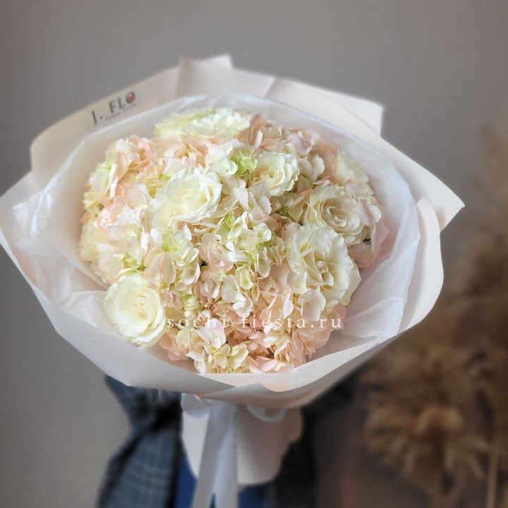  Букет гортензии и роз  в Воронеже