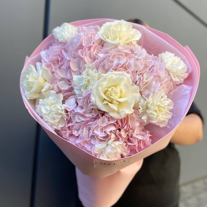  Букет гортензий и роз  в Воронеже