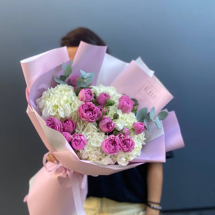 Букет белых гортензий и пионовидных роз  в Воронеже