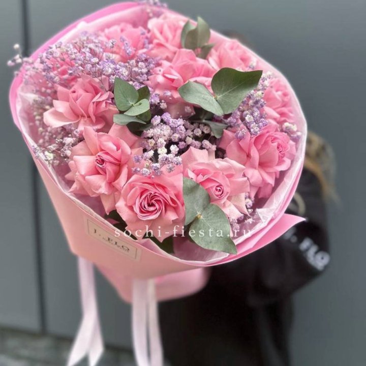 Розовые французские розы с гипсофилой в Воронеже
