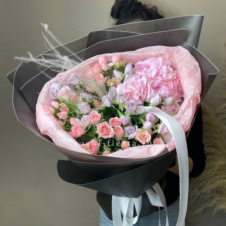  Букет гортензии и роз "Саперави" в Воронеже