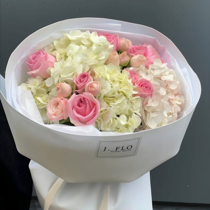  Букет гортензии и роз  "Тиамо" в Воронеже