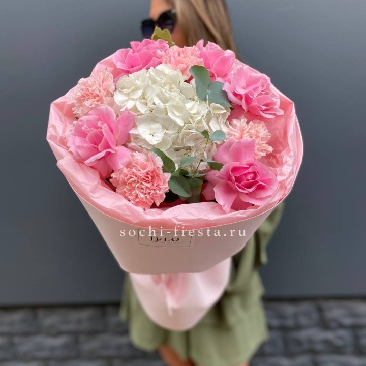  Букет роз и гортензии "Навола" в Воронеже