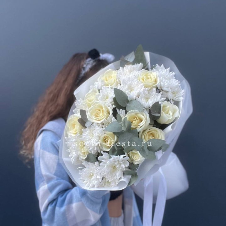  Букет белых роз с хризантемой  в Воронеже
