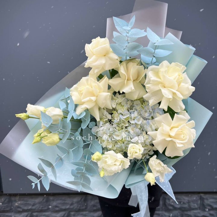 Букет с гортензией и белыми французскими розами в Воронеже