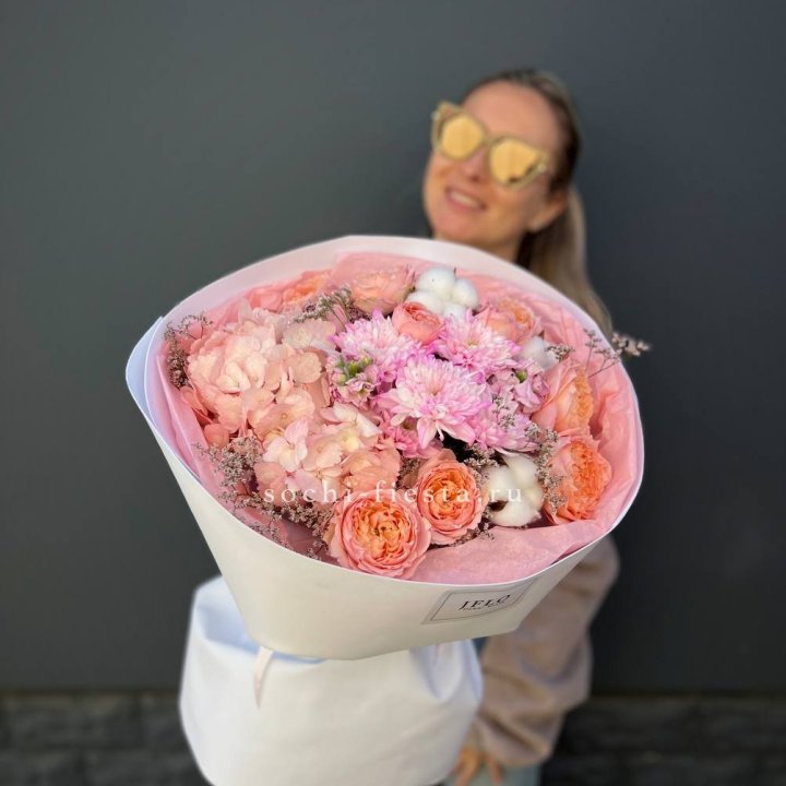 Букет гортензии и кустовых роз  в Воронеже