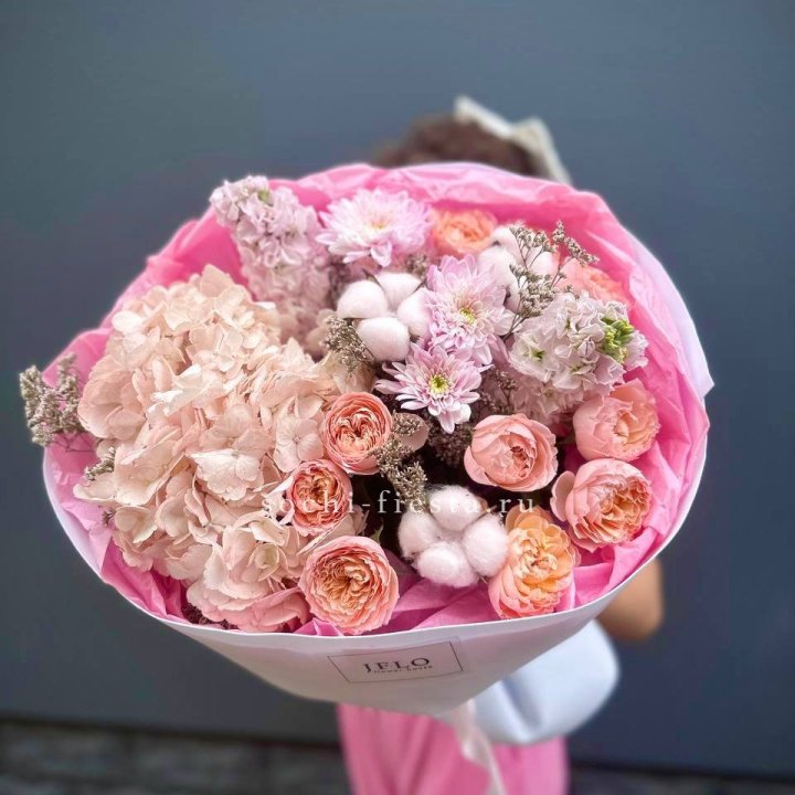 Букет гортензии и кустовых роз "Абрассо" в Воронеже