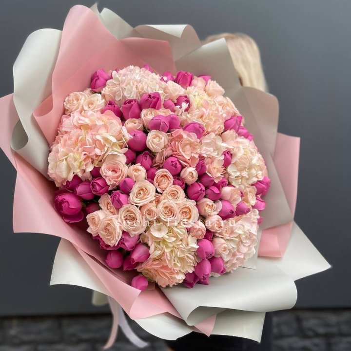 Букет кустовые розы и гортензия в Воронеже