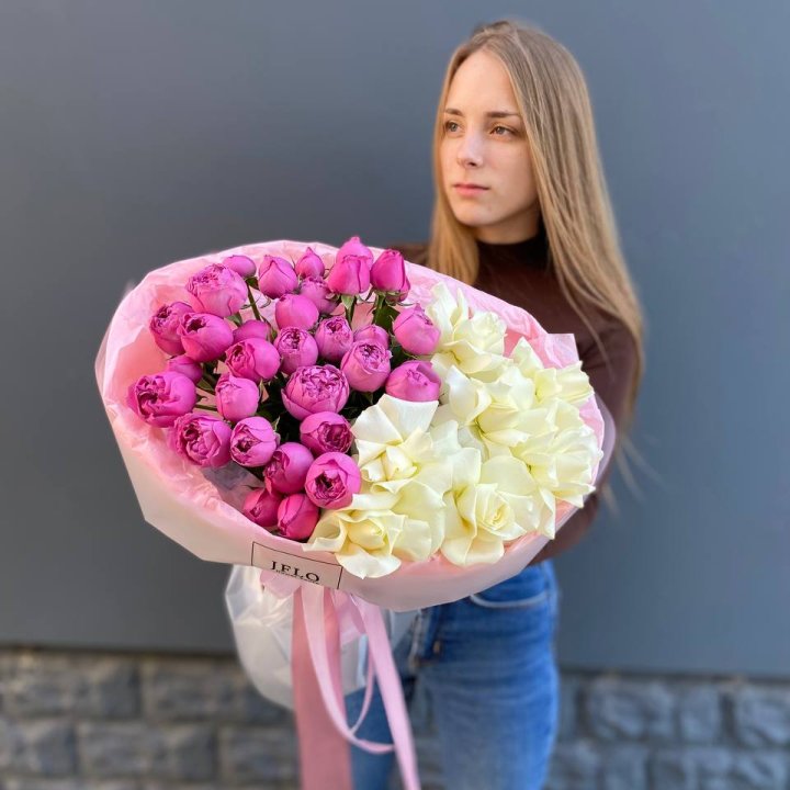 Дуо белых и кустовых роз в Воронеже