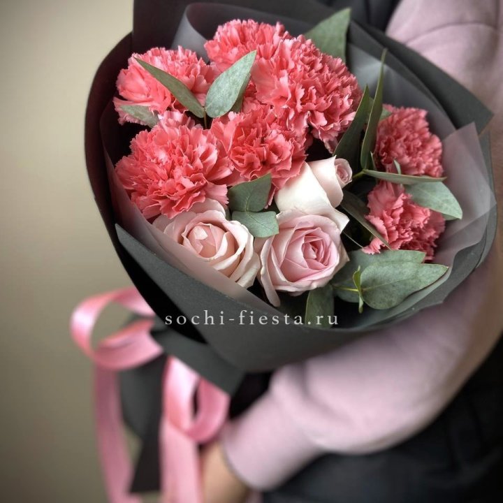 Букет из роз и диантусов "Пенелопа" в Воронеже