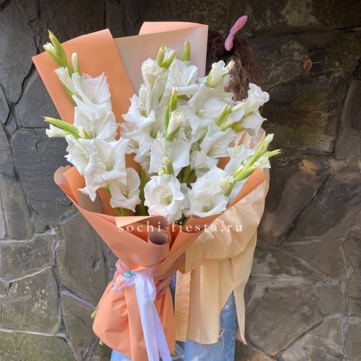 Букет белых гладиолусов  в Воронеже