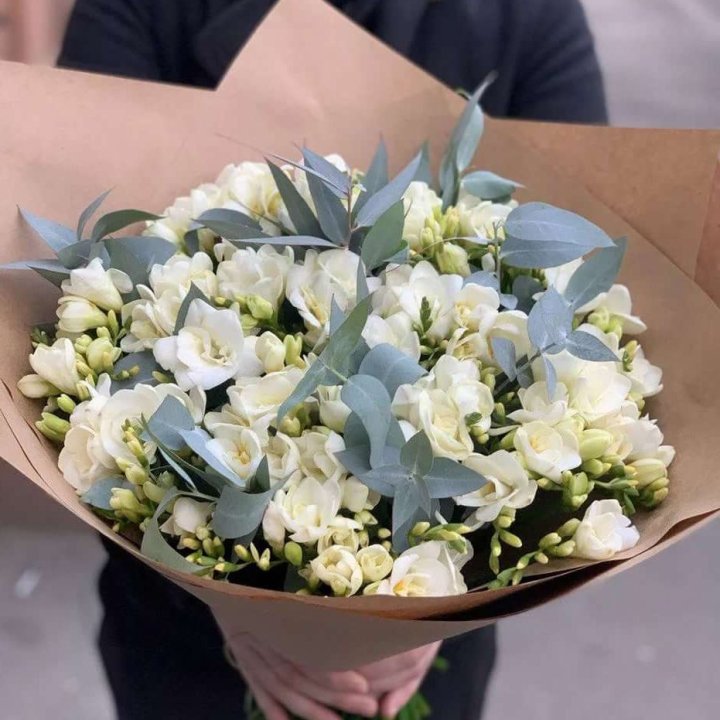 51 фрезия с эвкалиптом в Воронеже