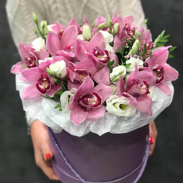 Орхидея и эустома в шляпной коробке в Воронеже