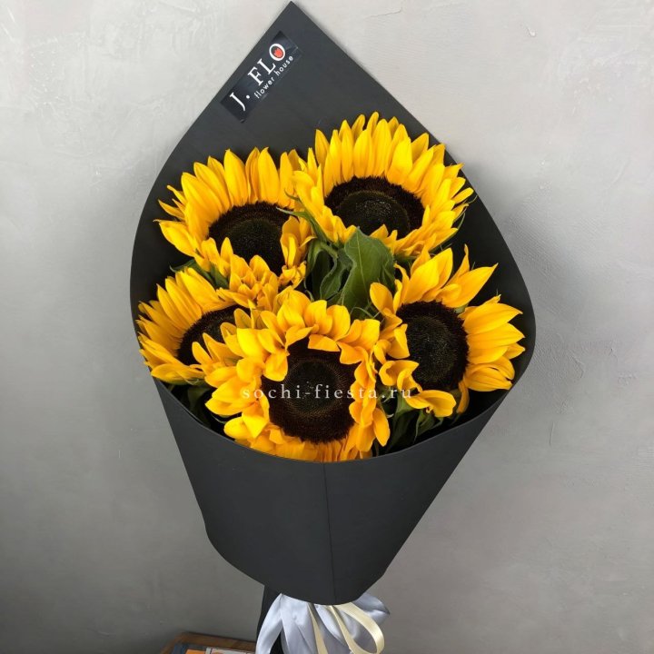 Букет из 5  подсолнухов в Воронеже
