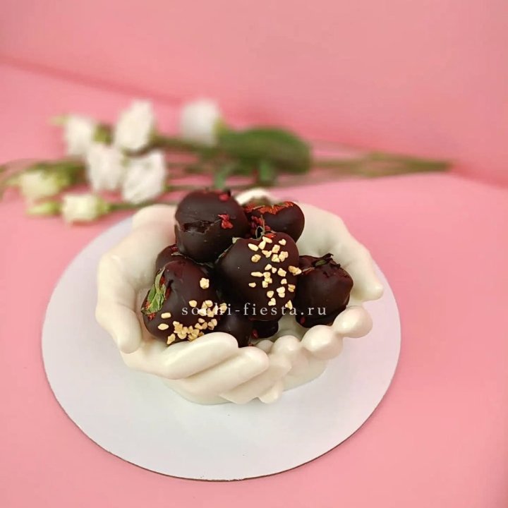 Клубника в шоколаде на шоколадных ладонях  в Воронеже