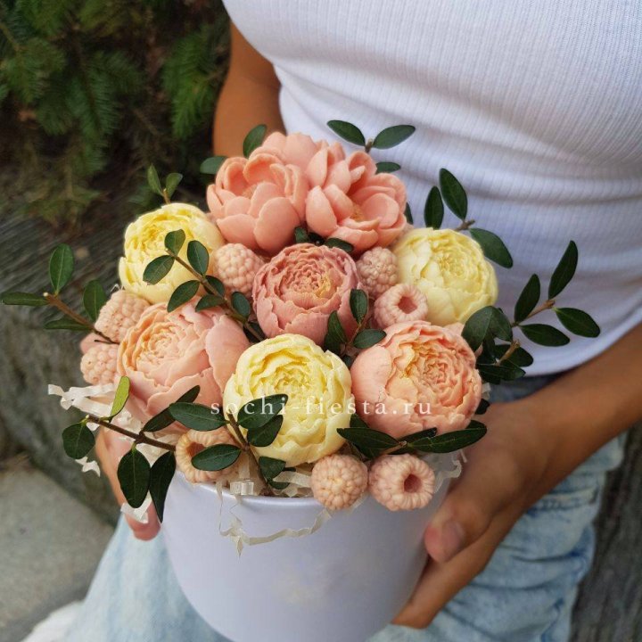 Шоколадный букет с ягодами в Воронеже