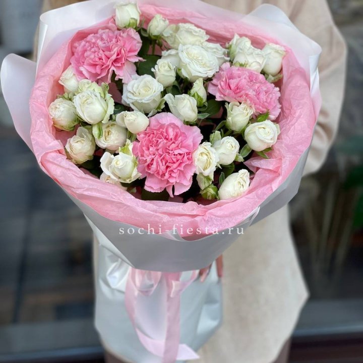 Букет розы с диантусами "Блэш" в Воронеже