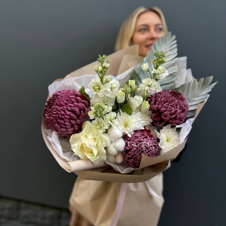 Хризантемы с маттиолой розами эустомой Чика в Воронеже