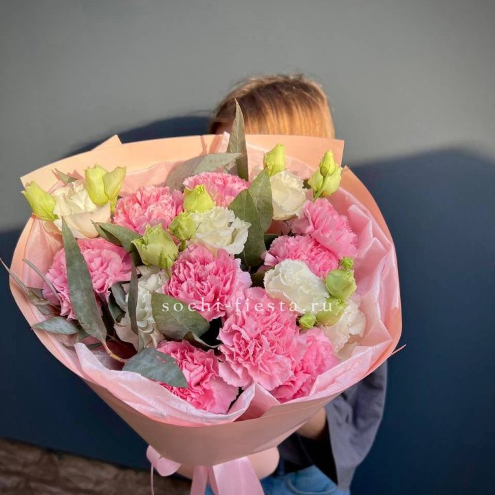 Букет гвоздик и  эустом "Сири" в Воронеже