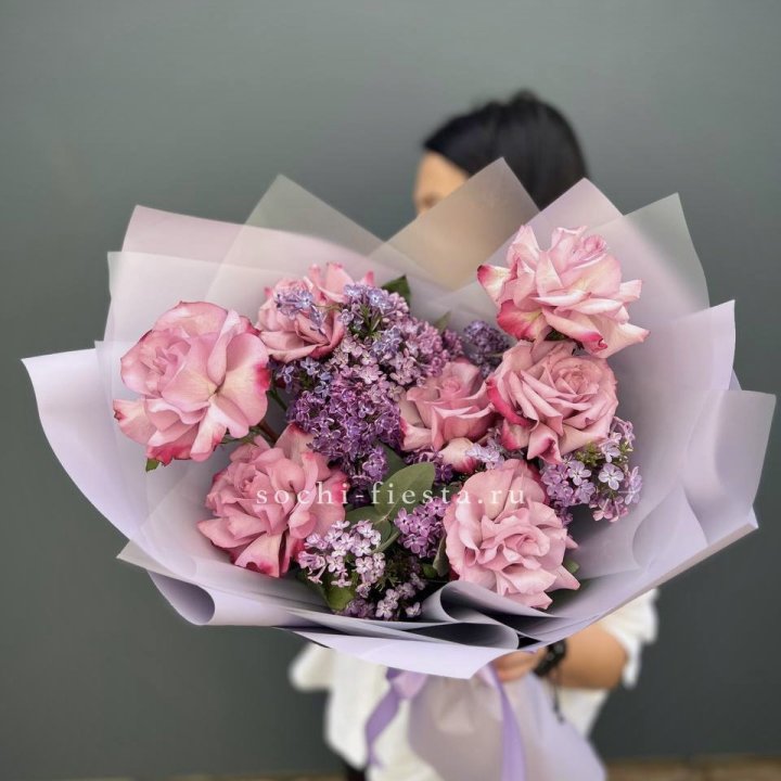 Букет из розовых роз и сирени в Воронеже