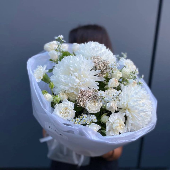 Букет хризантем и роз вайт шотс в Воронеже