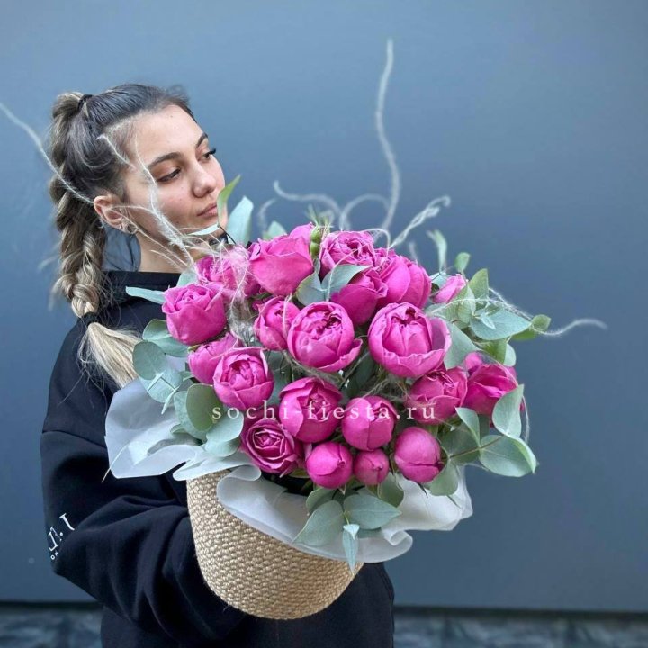 Пионовидные розы  в джутовом кашпо  в Воронеже