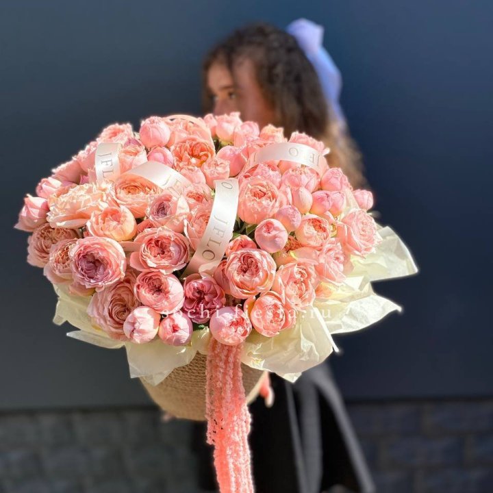 Кустовые розы Джульетта в джутовом кашпо в Воронеже