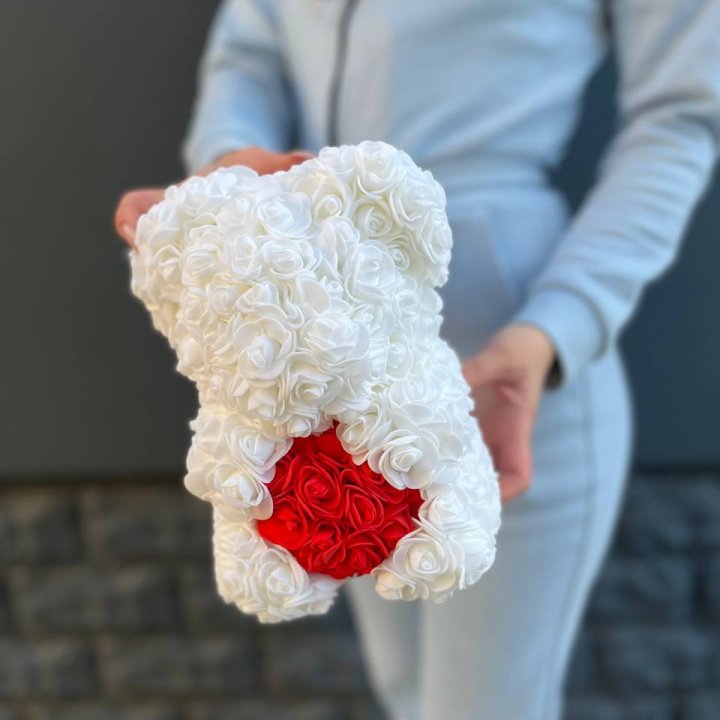 Медведь с красным седцем в Воронеже