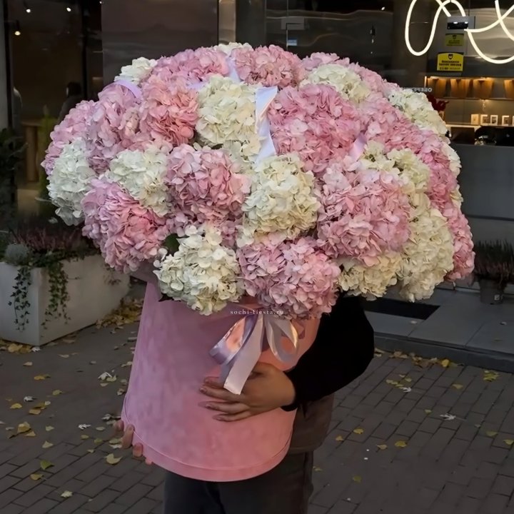 Дизайнерский цилиндр с гортензиями  в Воронеже