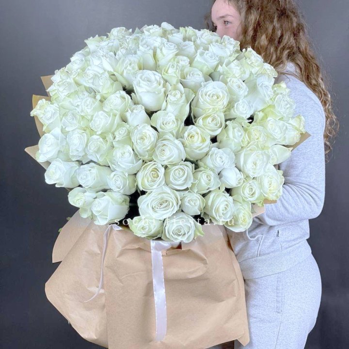 101 белая высокая импортная роза в Воронеже