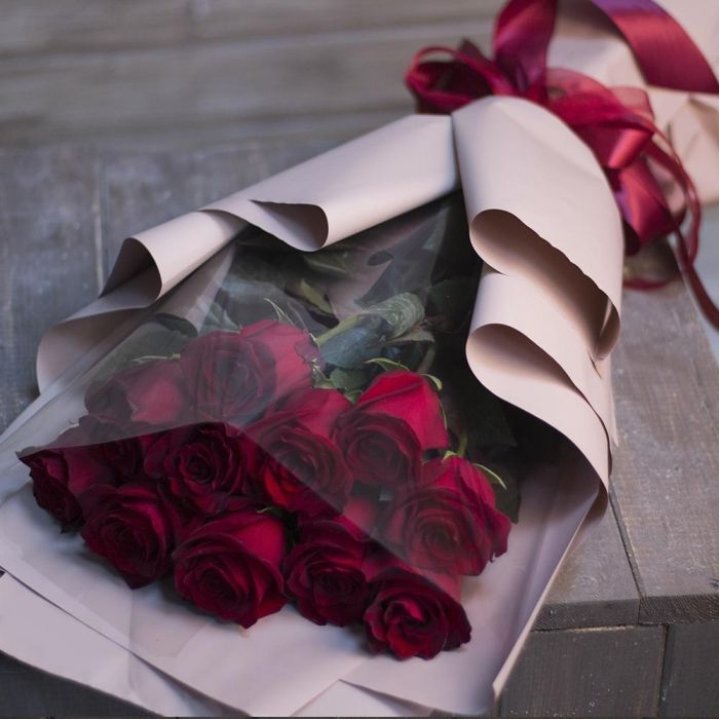 11 голландских роз в оформлении в Воронеже